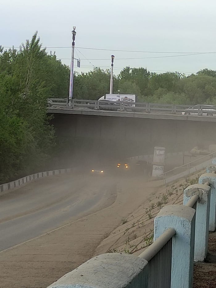 Проезд под Ульбинским мостом по ул.Протозанова открыли, но не очистили от ила и грунта - пыль столбом!